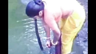 Para sług prawa zmusza czarną kobietę do darmowe por o filmy kopulacji z nimi