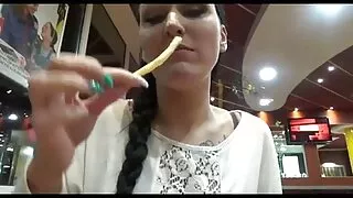 Piękna młoda dziewczyna filmy erotyczne xxx daje Woodman w cipki i dupy