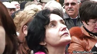 Brunetka w pończochach uprawiała polskie filmy xxl seks grupowy z dwoma mężczyznami