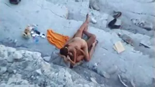 Murzyn pieprzy blondynkę za plecami swojego poeno filmy dojrzałego przyjaciela