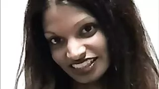 Temperamentna Brunetka Darcy Dolce kieruje dildo w ciasną cipkę chomikuj filmy xx