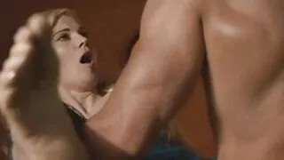 Wyuzdana blondynka kogut dziękuje ładowaczowi za darmowe filmy erotyczme pracę